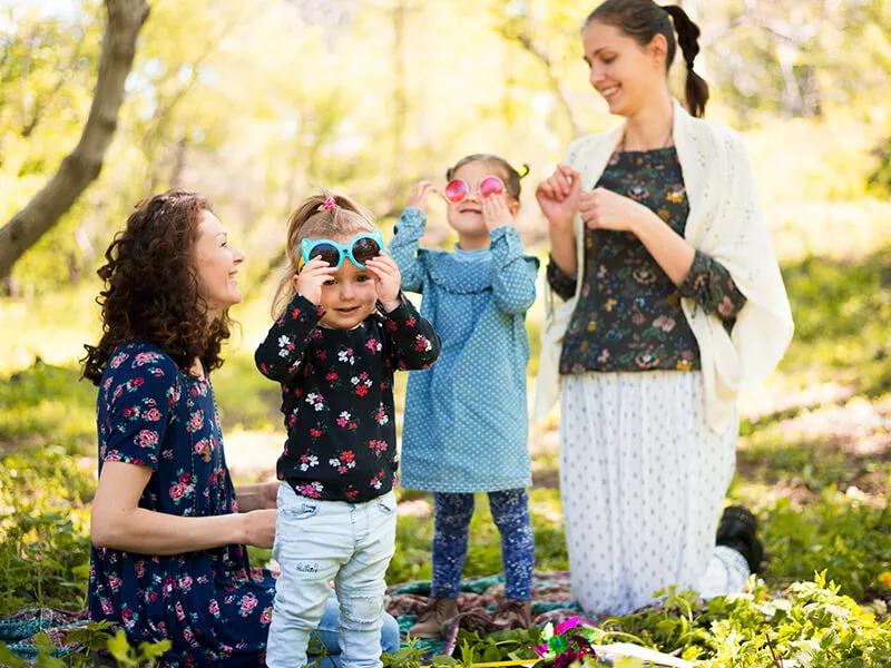 The workload, from supervision to activity planning, is distributed among parents