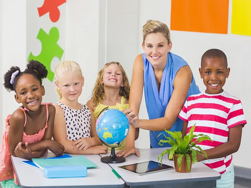 Infographic comparing home daycares and daycare centers side by side